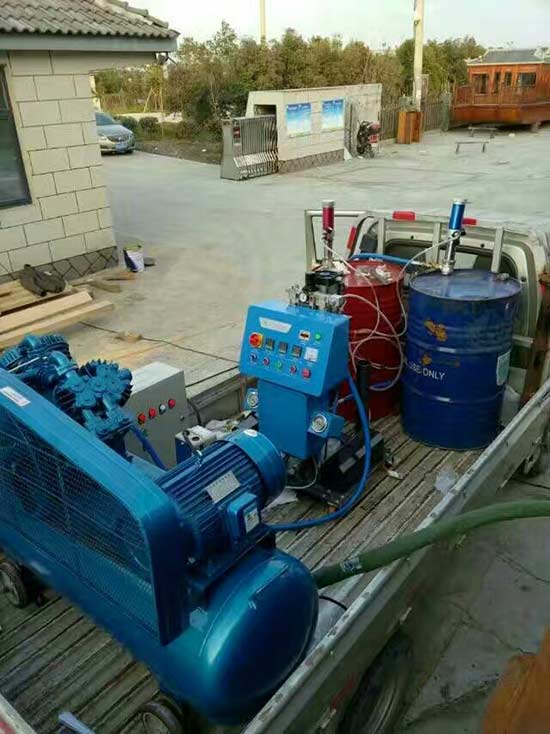 噴涂聚脲耐磨抗沖擊工程施工的準備(圖2) 聚脲噴涂設備室外施工
