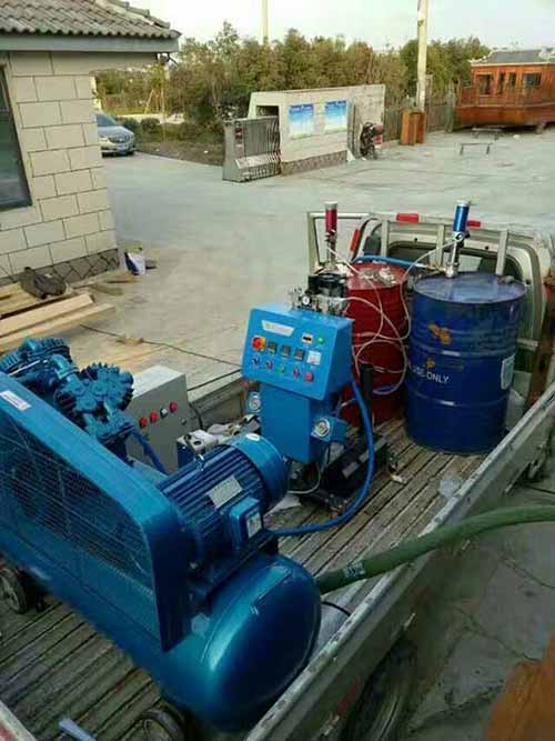 您知道聚脲噴涂機(jī)施工時(shí)的3個(gè)注意事項(xiàng)嗎?(圖2) 聚脲噴涂設(shè)備室外施工