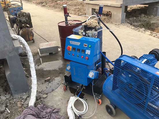 不規則物體聚氨酯噴涂機(圖1) Q2600聚氨酯噴涂機移動房噴涂施工